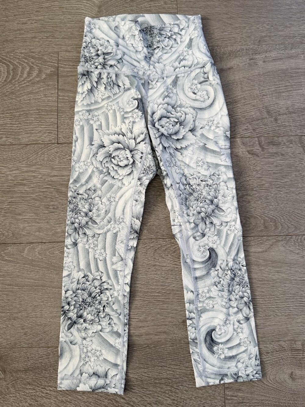 Lululemon Gray White Floral Print Leggings Womens Size 2 Yoga